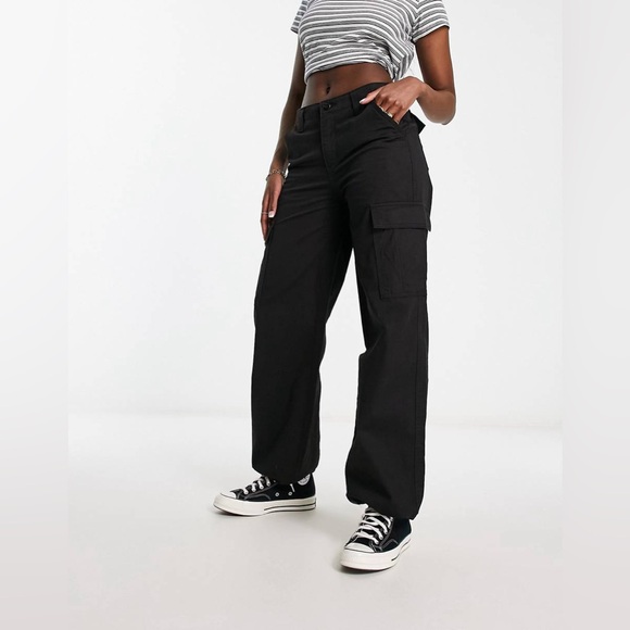 NWT Levi's 94 Baggy Cargo Pants In Black Size 30 Women's - Picture 2 of 11